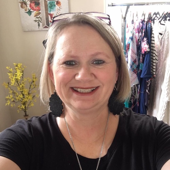 Meet your Posher, Christina - Picture 2 of 2